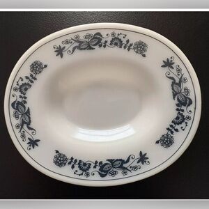 Pyrex Gravy Boat Under Plate 77U